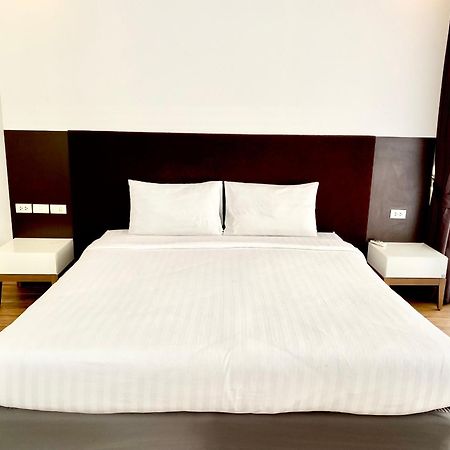 Nantiruj Tower: Serviced Apartments in Sukhumvit Soi 8 Bangkok Exterior photo
