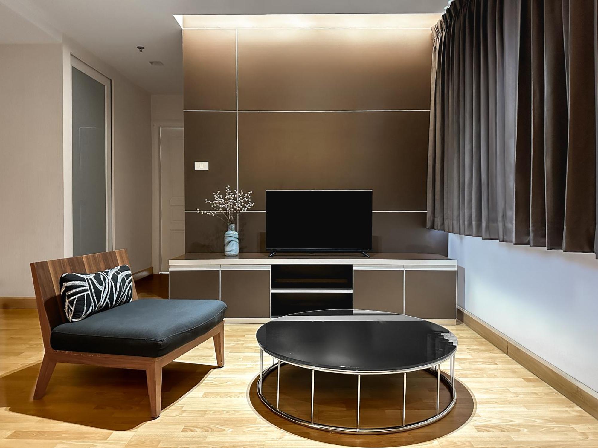 Nantiruj Tower: Serviced Apartments in Sukhumvit Soi 8 Bangkok Exterior photo